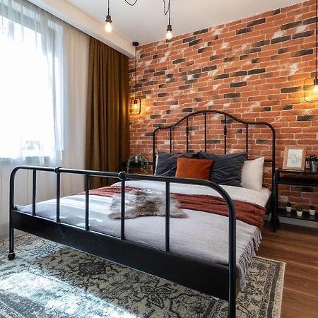 Downtown Retreat: Spacious 2-Br By Unirii Square Bukarest Exterior foto