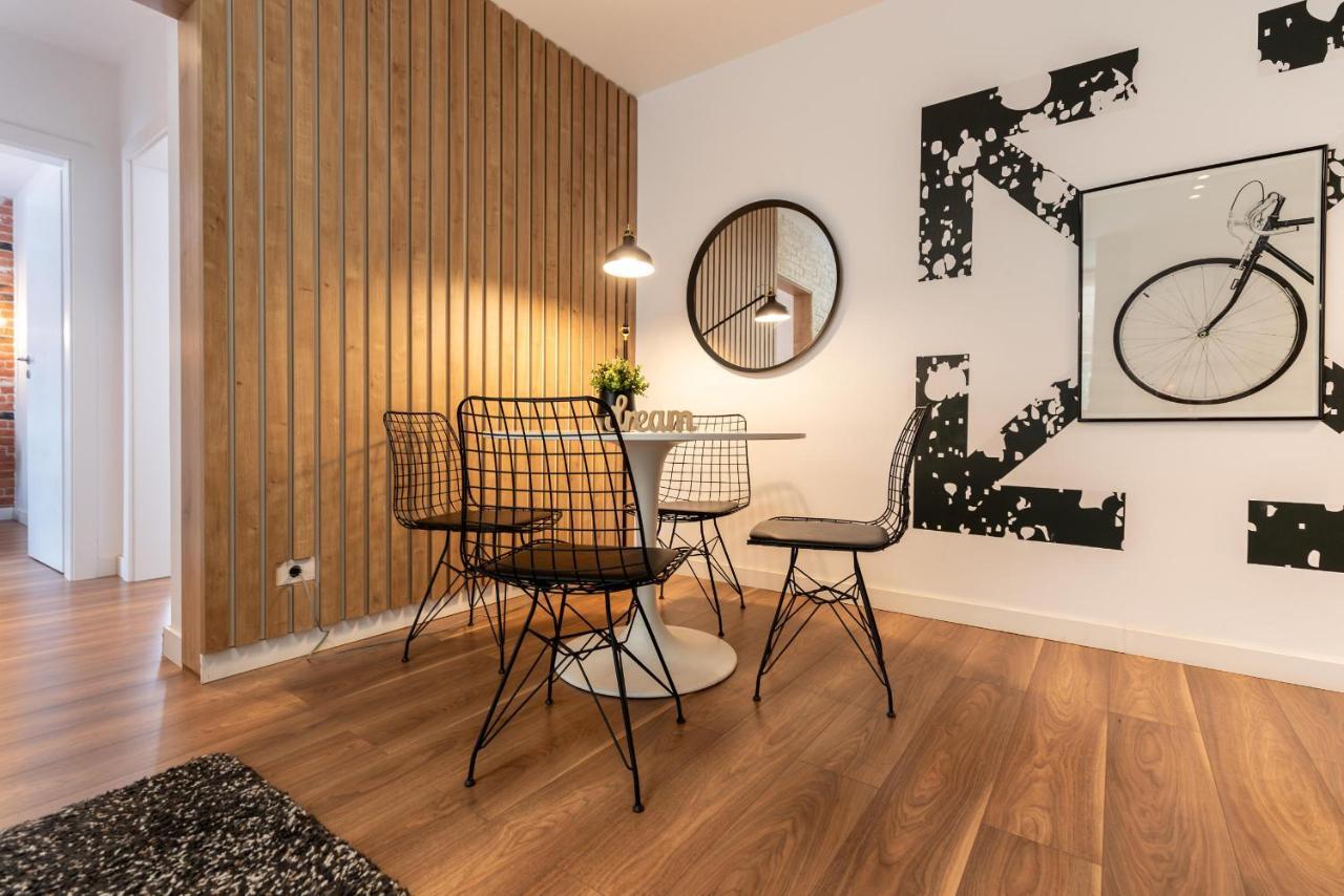 Downtown Retreat: Spacious 2-Br By Unirii Square Bukarest Exterior foto
